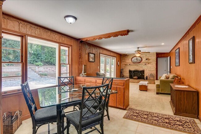 Building Photo - 3 Bedroom 2.5 Bathroom Ranch