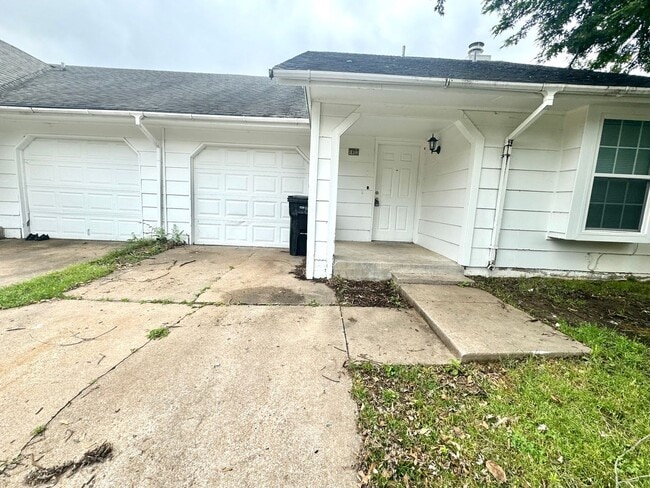 Primary Photo - Gorgeous 3 Bedroom 2 bathroom duplex In Br...