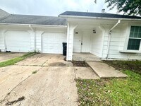 Building Photo - Gorgeous 3 Bedroom 2 bathroom duplex In Br...