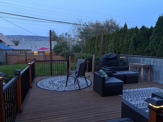 Building Photo - Furnished 1 Bedroom 1 Bath Basement Unit-No Pets-Single Occupancy -NO SMOKING