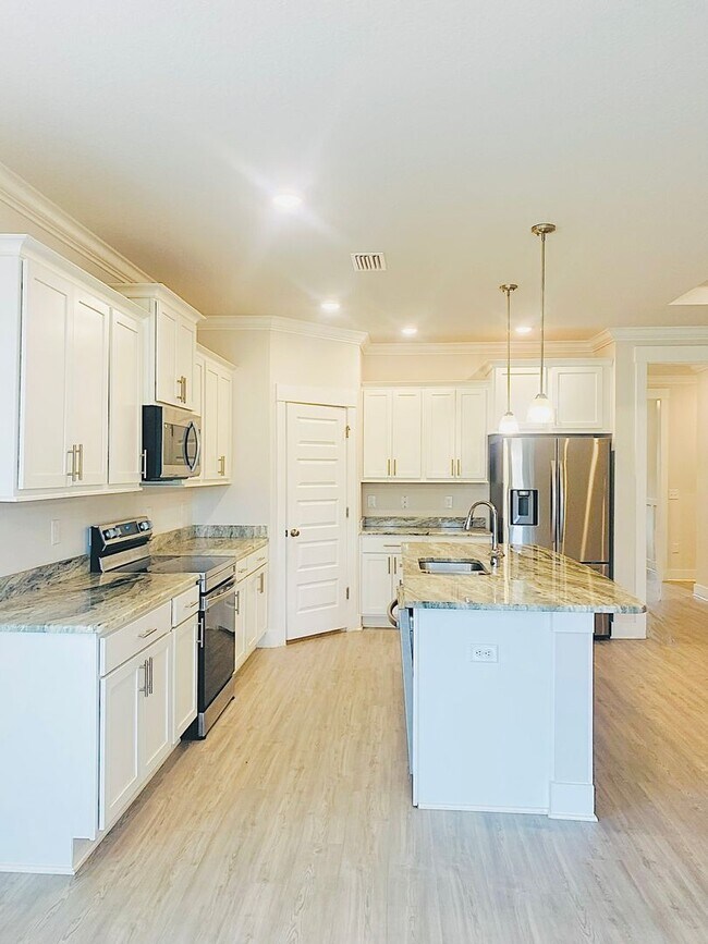 Building Photo - Stunning 4-Bed, 3-Bath Beauty, 2,117 sq. ft. of Pure Comfort and Style!