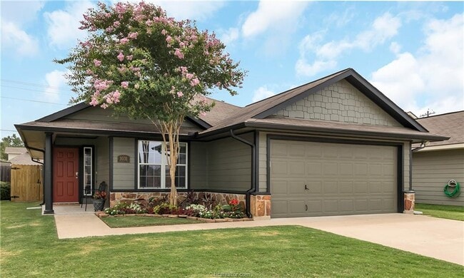 Building Photo - 1031 Fallbrook Loop