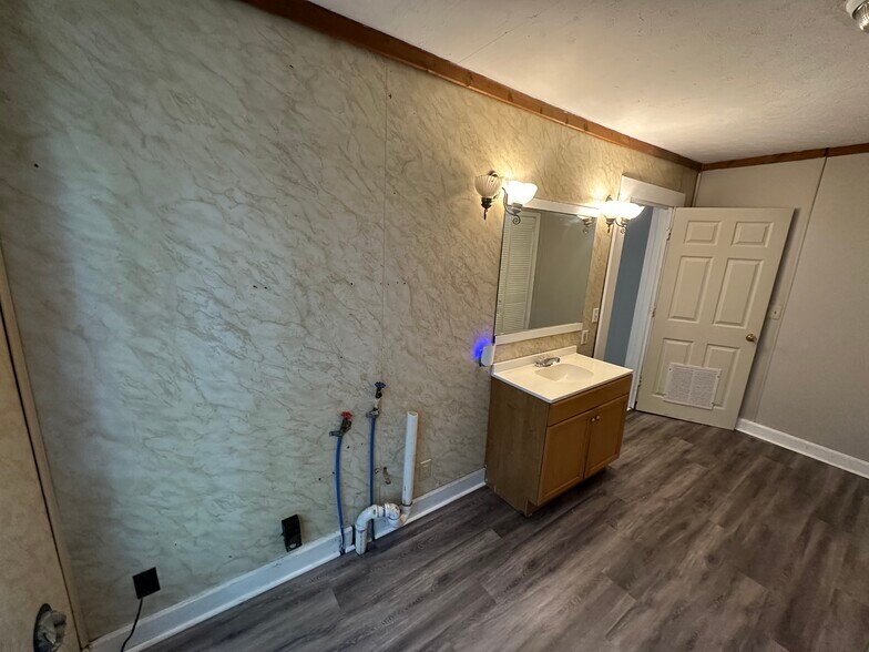 Building Photo - 218 Holmes St