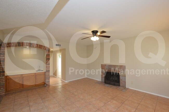 Building Photo - 2125 E Nantuckett Dr