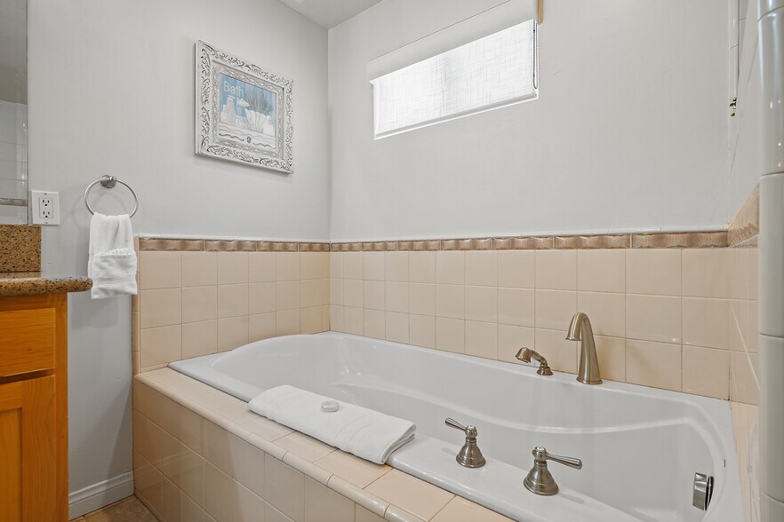 Building Photo - 819 Ostend Ct