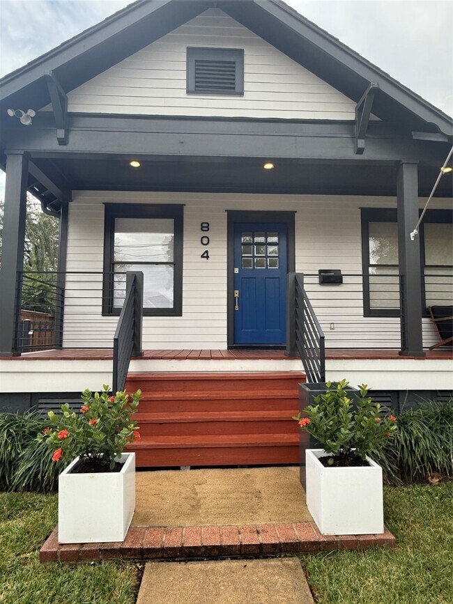 Building Photo - 804 Omar St