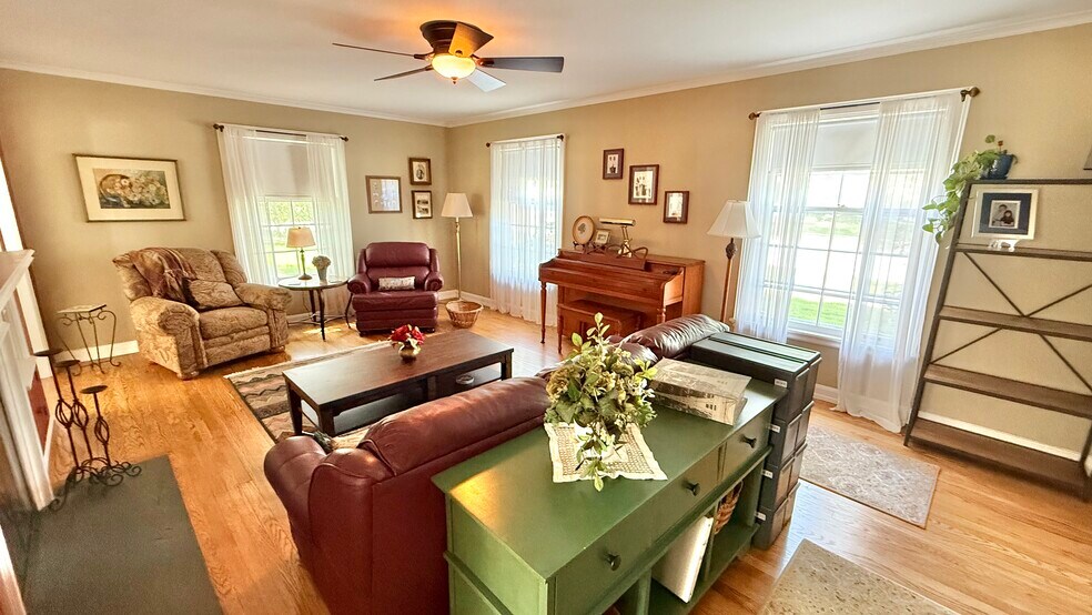 LIVING RM - 6909 W Lloyd St