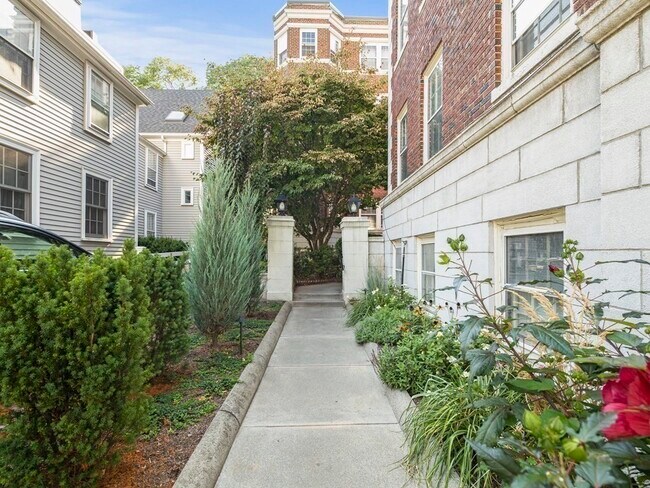 Building Photo - 35 Bowdoin St