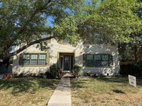 Building Photo - 1 Bedroom plus a Den, Close to SAC and Alamo Heights