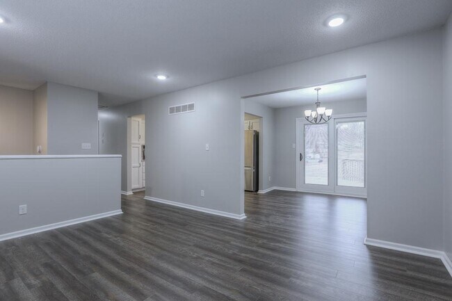 Building Photo - 6725 NW Hilldale Dr