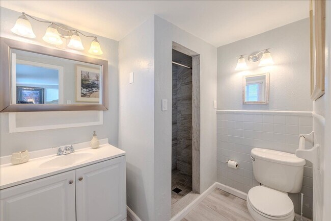 Building Photo - ANNUAL RENTAL - 3 Bed, 2 Bath Fully Furnished Home