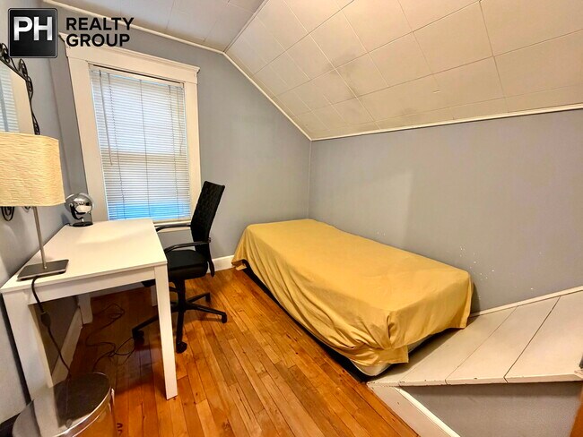 Building Photo - 157 Riverview Ave