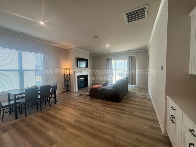 Building Photo - 7111 Wayfarer Dr