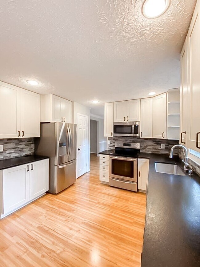 Building Photo - Fantastic 4 Bedroom 3.5 Bathroom Colonial ...