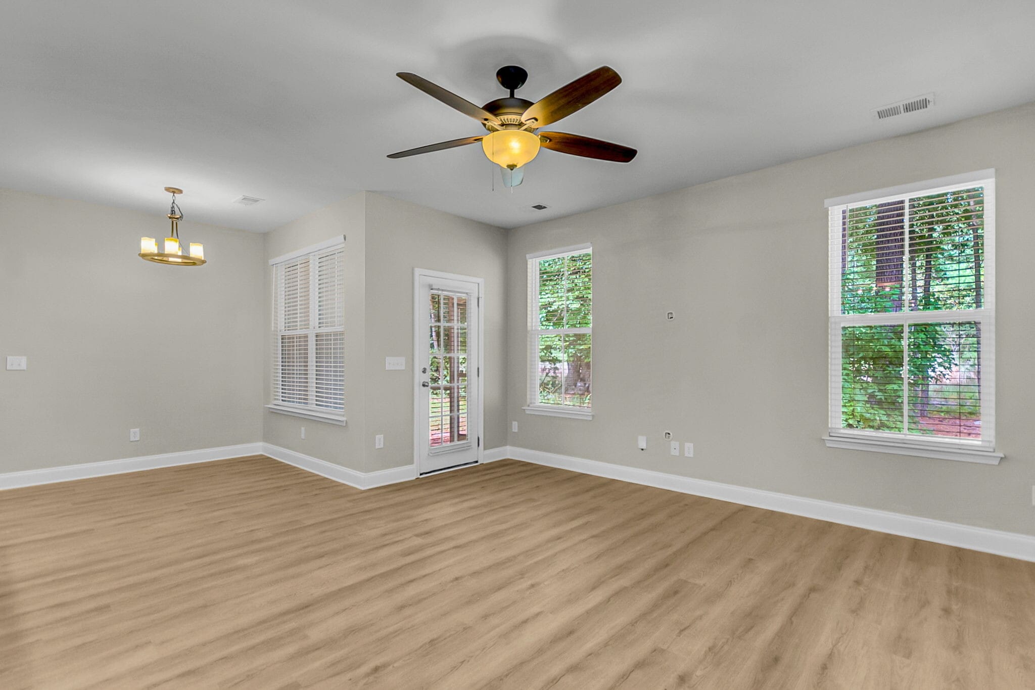 Building Photo - 229 Larissa Dr