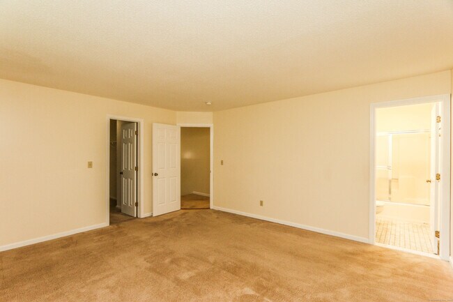 Building Photo - 409 The Meadows