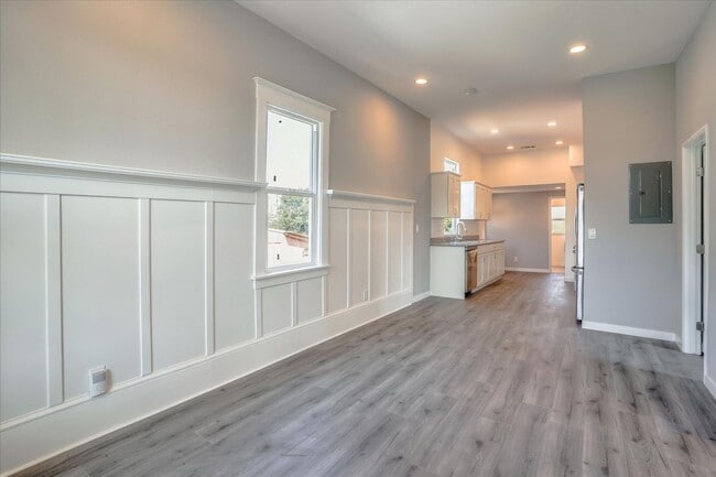 Building Photo - $1,500 MOVE IN SPECIAL!! 3 BED/2 BATH HOME UPPER UNIT AVAIABLE FOR RENT IN OAKLAND, CA!!!!