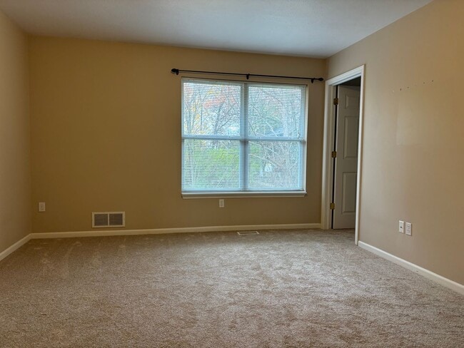 Building Photo - Grand Ridge condo available now.  Forest H...