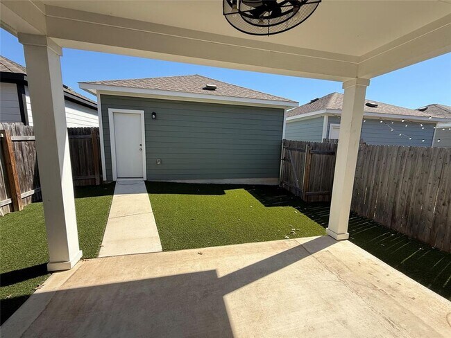 Building Photo - 1720 Artesian Spgs Xing