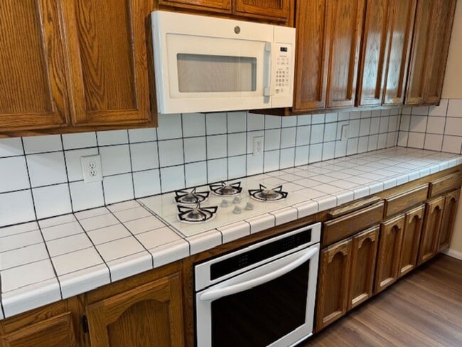 Building Photo - Beautiful 3 bedroom 2 bath HOME . . .  Clo...