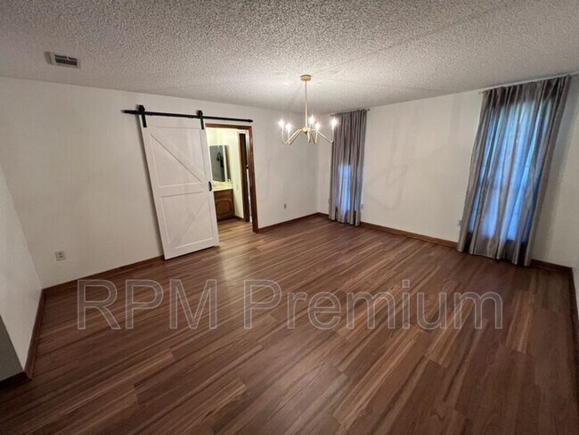 Building Photo - 13936 Cayuga Dr