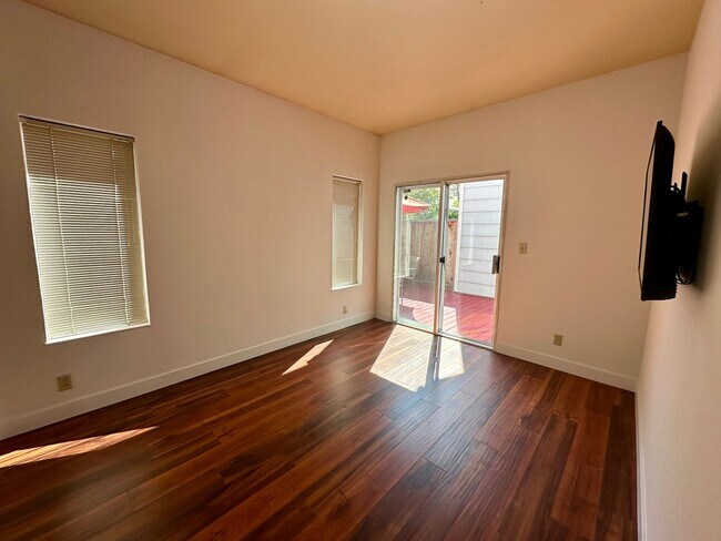 Building Photo - NEWARK GEM! 2 Bedroom 2 bath !