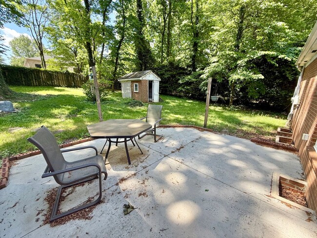 Building Photo - Beautiful 3 Bed 2 Bath Home Located Right ...
