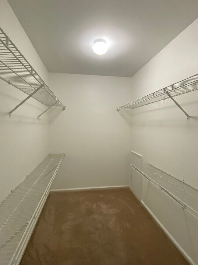 Building Photo - 6902 Colonial Ct