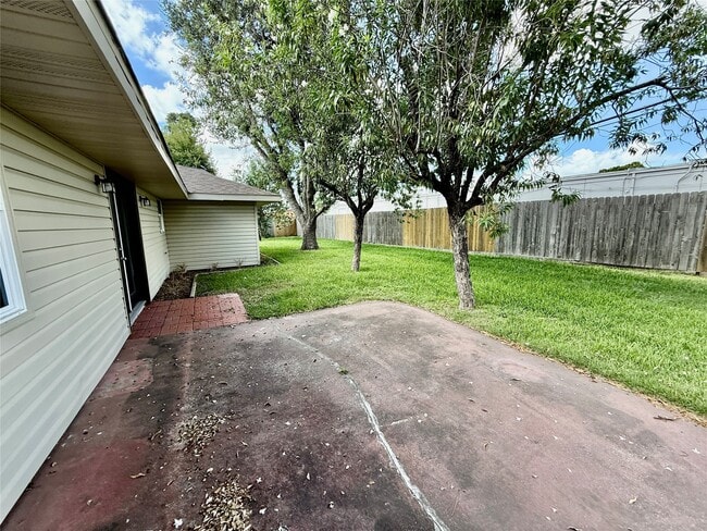 Building Photo - 1631 Shadow Bend Dr