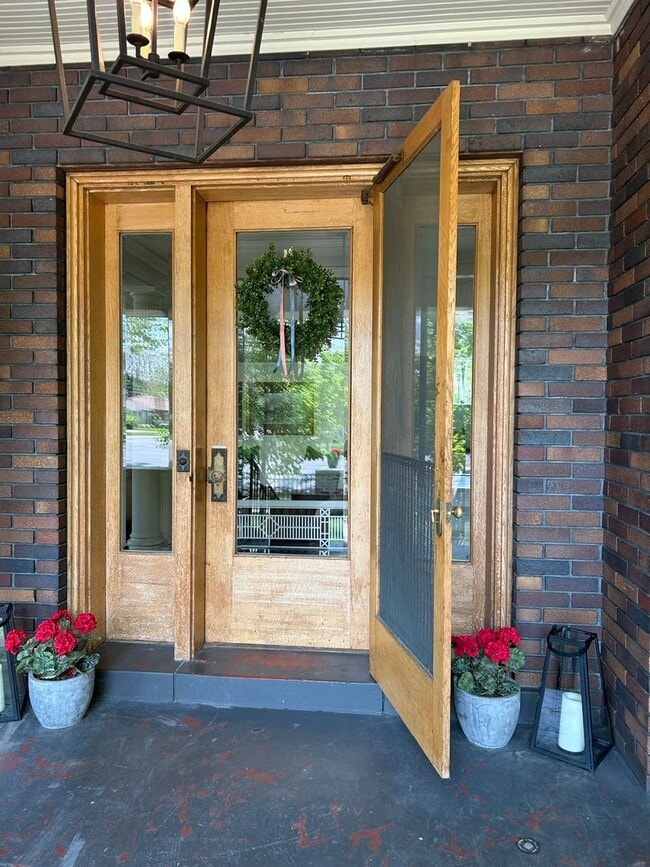 Primary Photo - 6 Bed/2.5 Bathroom house in Provo!