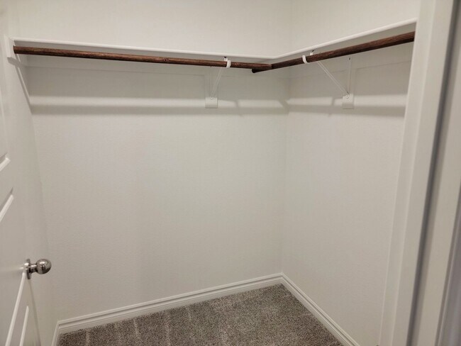 Building Photo - Stunning  4 Bedroom Townhome