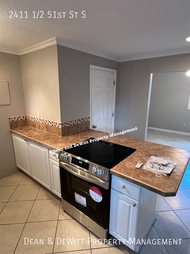 Building Photo - 2411 1/2 51st St S-