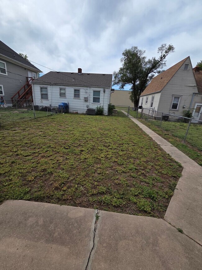 Building Photo - 712 W Dayton Ave
