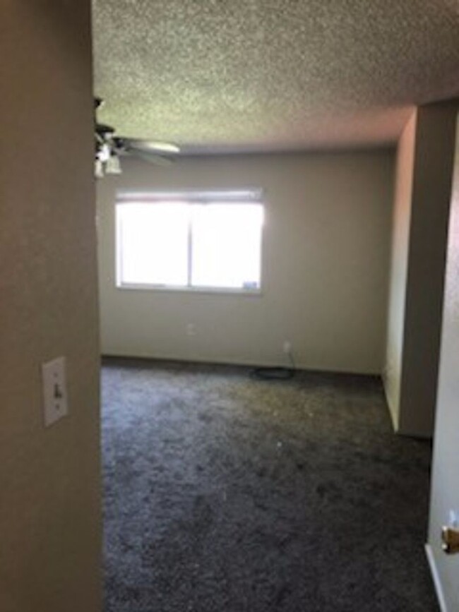 Building Photo - Modesto, 3 bedroom 2 bathroom with a 2 car...