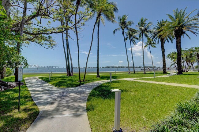 Building Photo - 1541 Brickell Ave