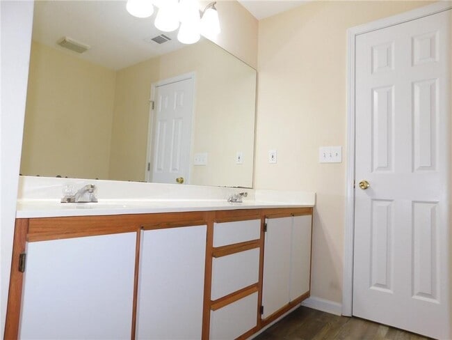 Building Photo - 13 Vista Ct