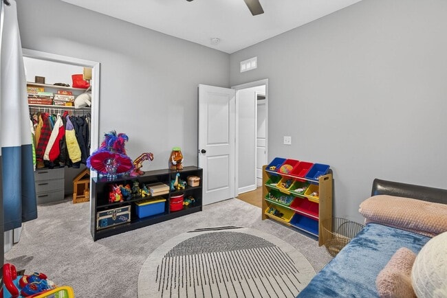 Building Photo - 4 Bed 3 Bath Home | Finished Basement, 2nd Kitchen, Private Backyard | Lee’s Summit