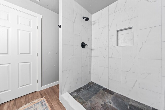 Building Photo - 4724 Lakeview Dr