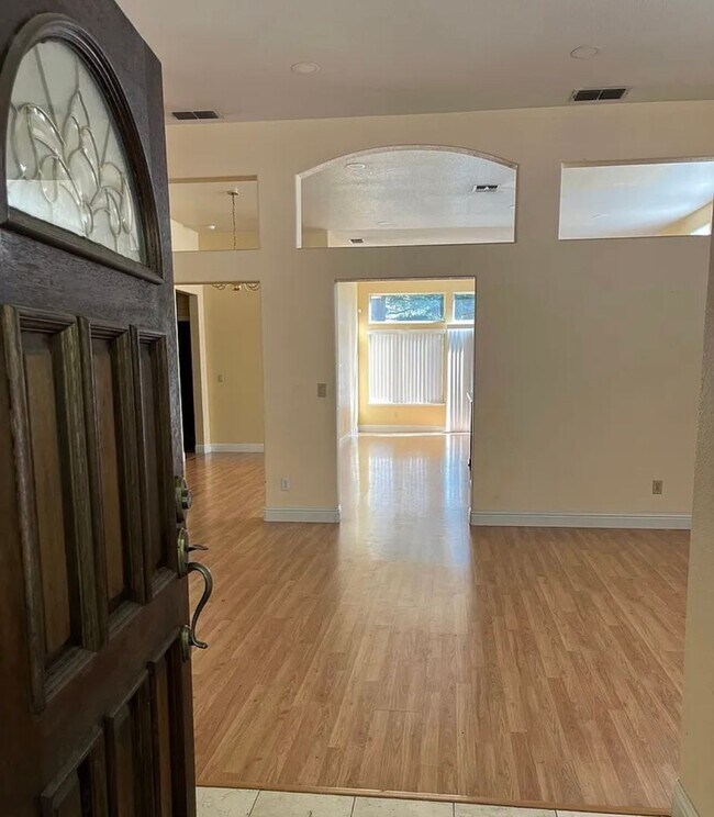 Building Photo - Adorable Home Available in Folsom!