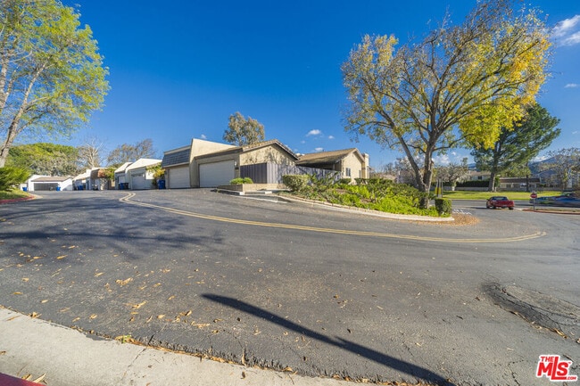 Building Photo - 2830 Lakeridge Ln