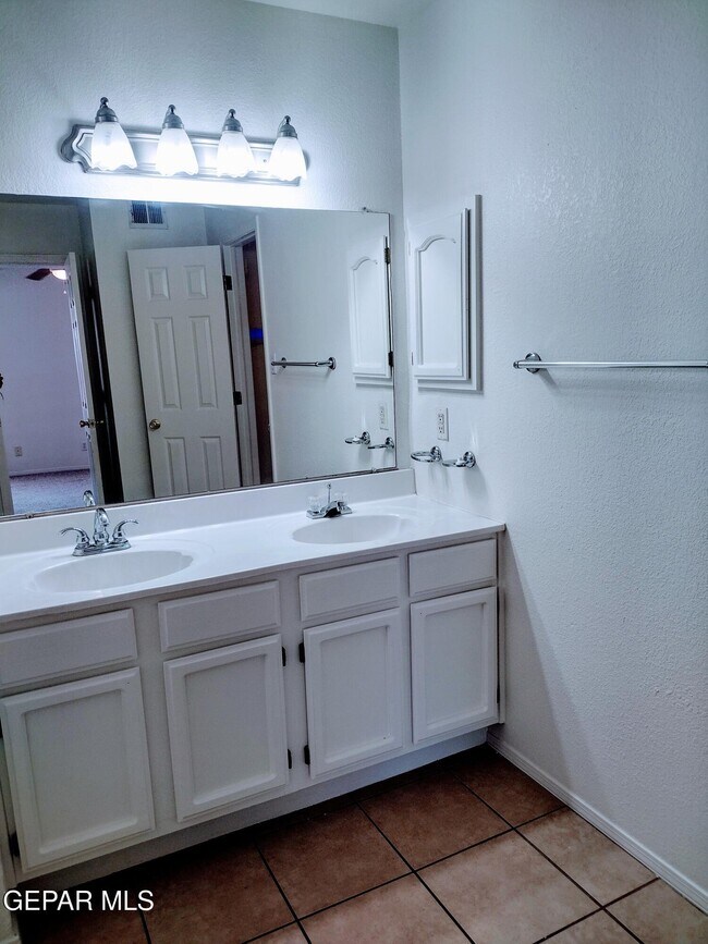 Building Photo - 4620 Loma Linda Cir