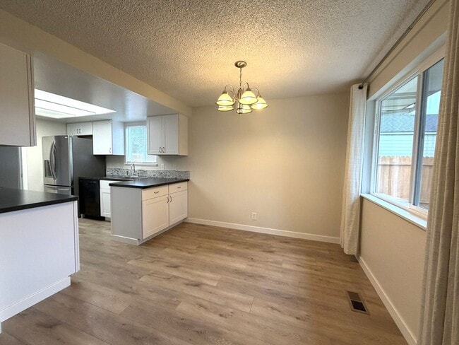 Building Photo - Beautiful 4 bed 2 bath home in Boise just off E Bergeson St