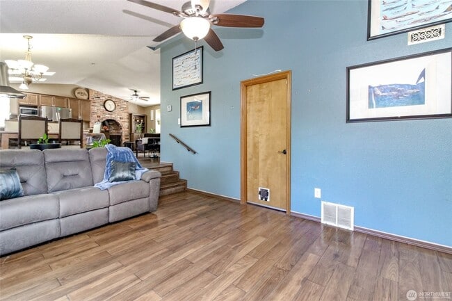 Building Photo - 15103 Westmore Dr E