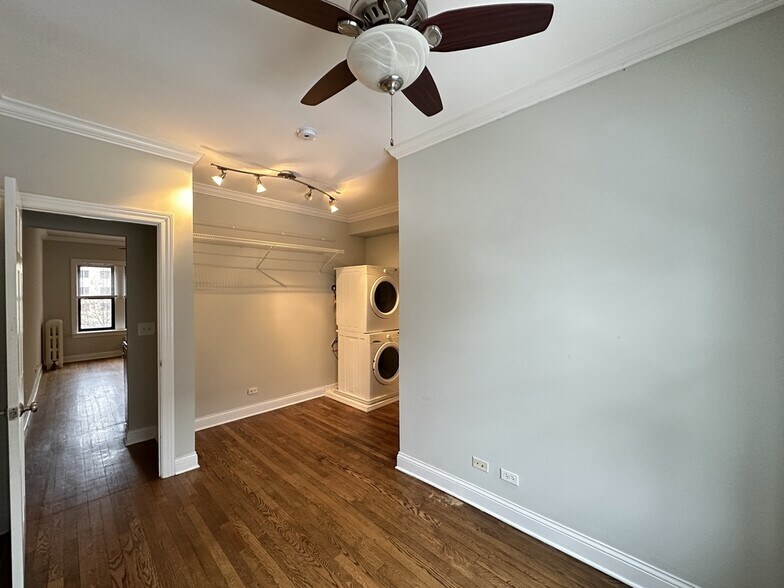 Building Photo - 726 W Addison St