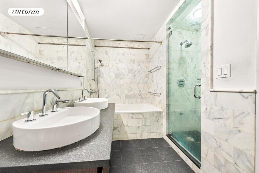 Building Photo - 462 W 58th St