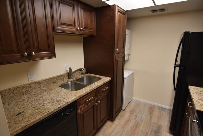 Building Photo - SANFORD: 2nd Floor Condo Sandlewood Villas