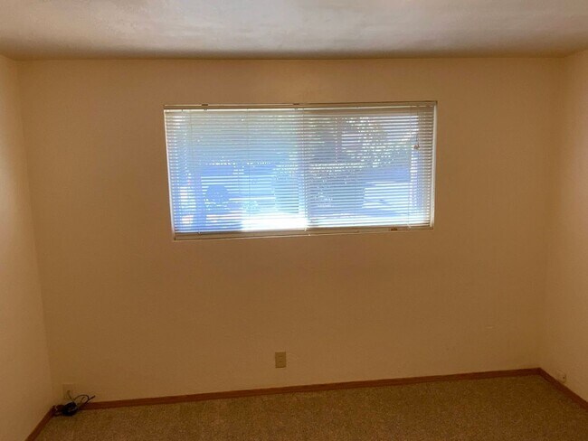 Building Photo - 2 bedroom in River Road Area
