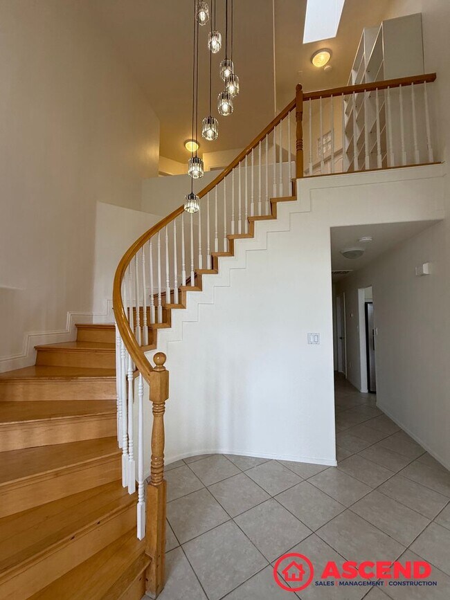 Building Photo - Spacious 4 Bed / 3 Bath Home in Haggin Oaks!