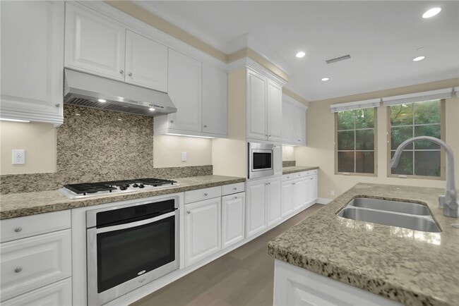 Building Photo - 64 Bianco