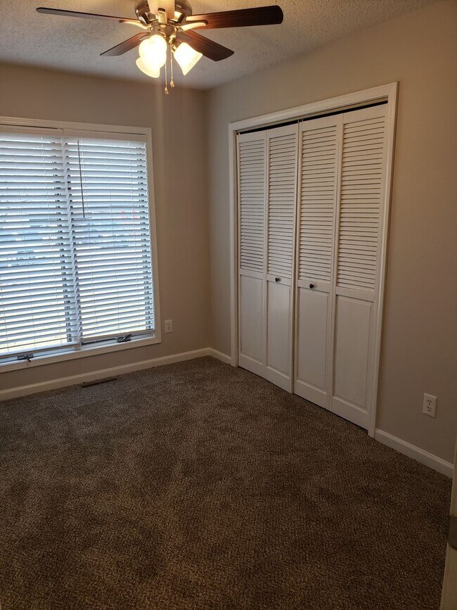 Building Photo - Great South East Location....E. Sunshine & Oak Grove Area